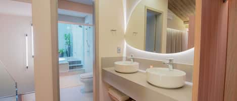Executive Suite, 1 Queen Bed | 1 bedroom, minibar, in-room safe, desk