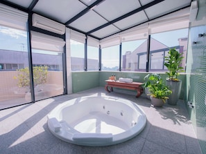 Superior-Suite (1 King + 2 Single Beds or 1 King Bed) | Badezimmer