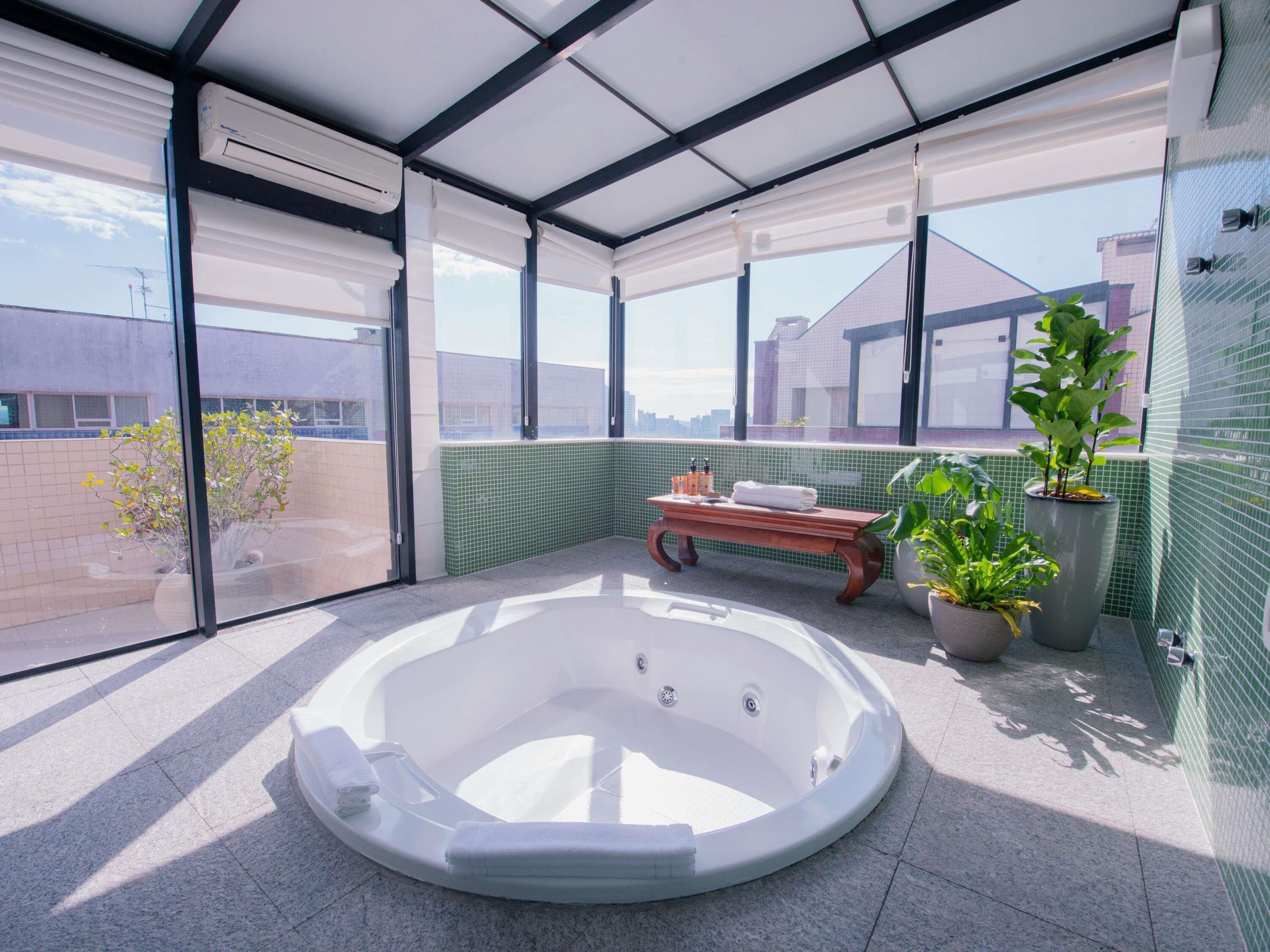 Suite superior (1 King + 2 Single Beds or 1 King Bed) | 1 dormitorio, minibar, caja fuerte y escritorio