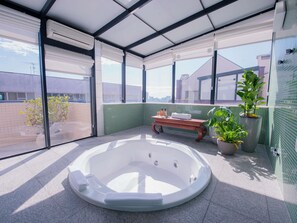 Superior-Suite (1 King + 2 Single Beds or 1 King Bed)