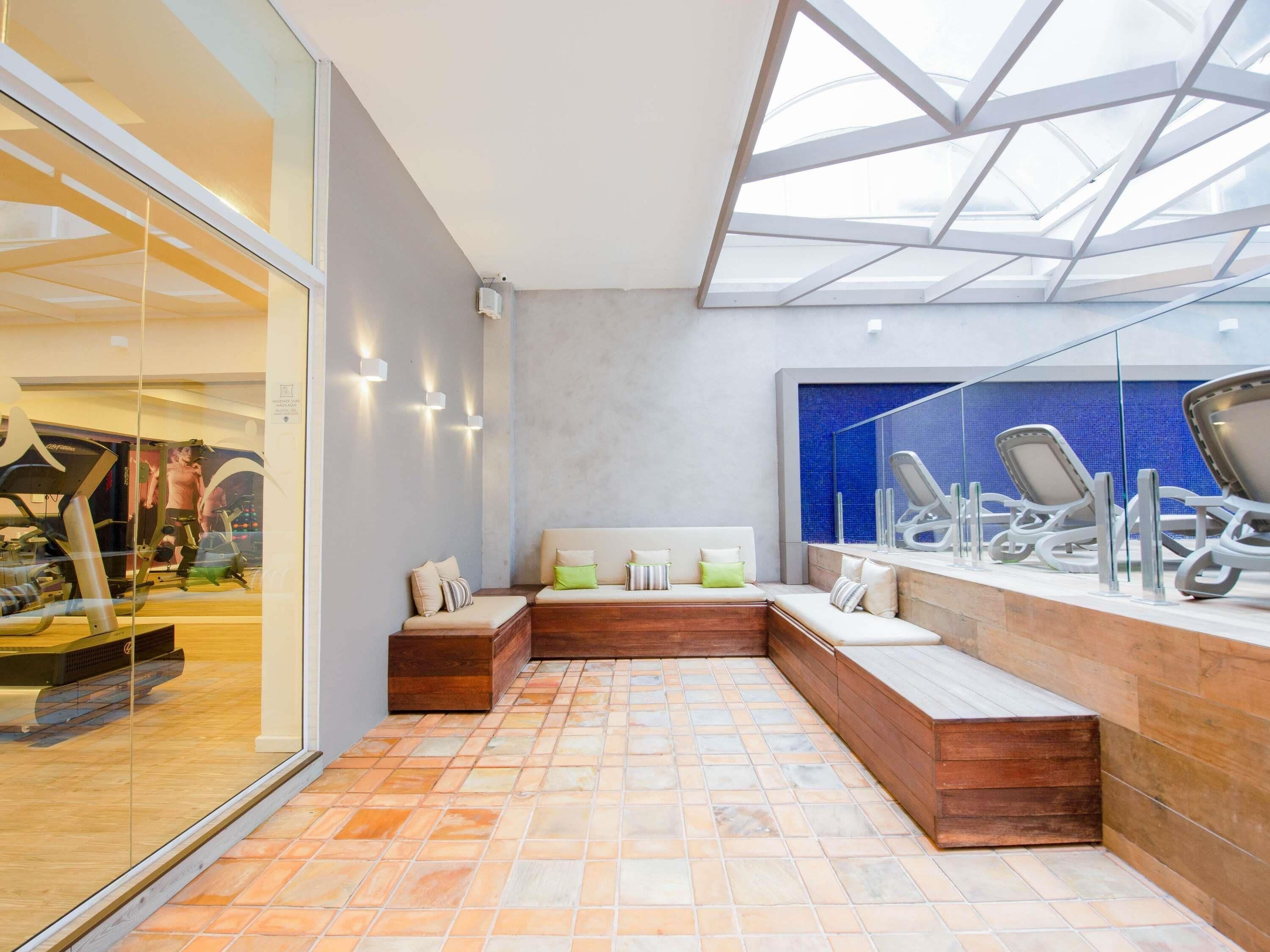 Una piscina cubierta