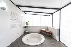 Executive Suite, 1 Queen Bed | Jetted bathtub