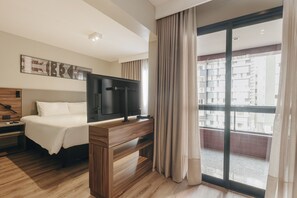Executive Apartment, 1 King Bed, Kitchen | 1 bedroom, minibar, in-room safe, desk