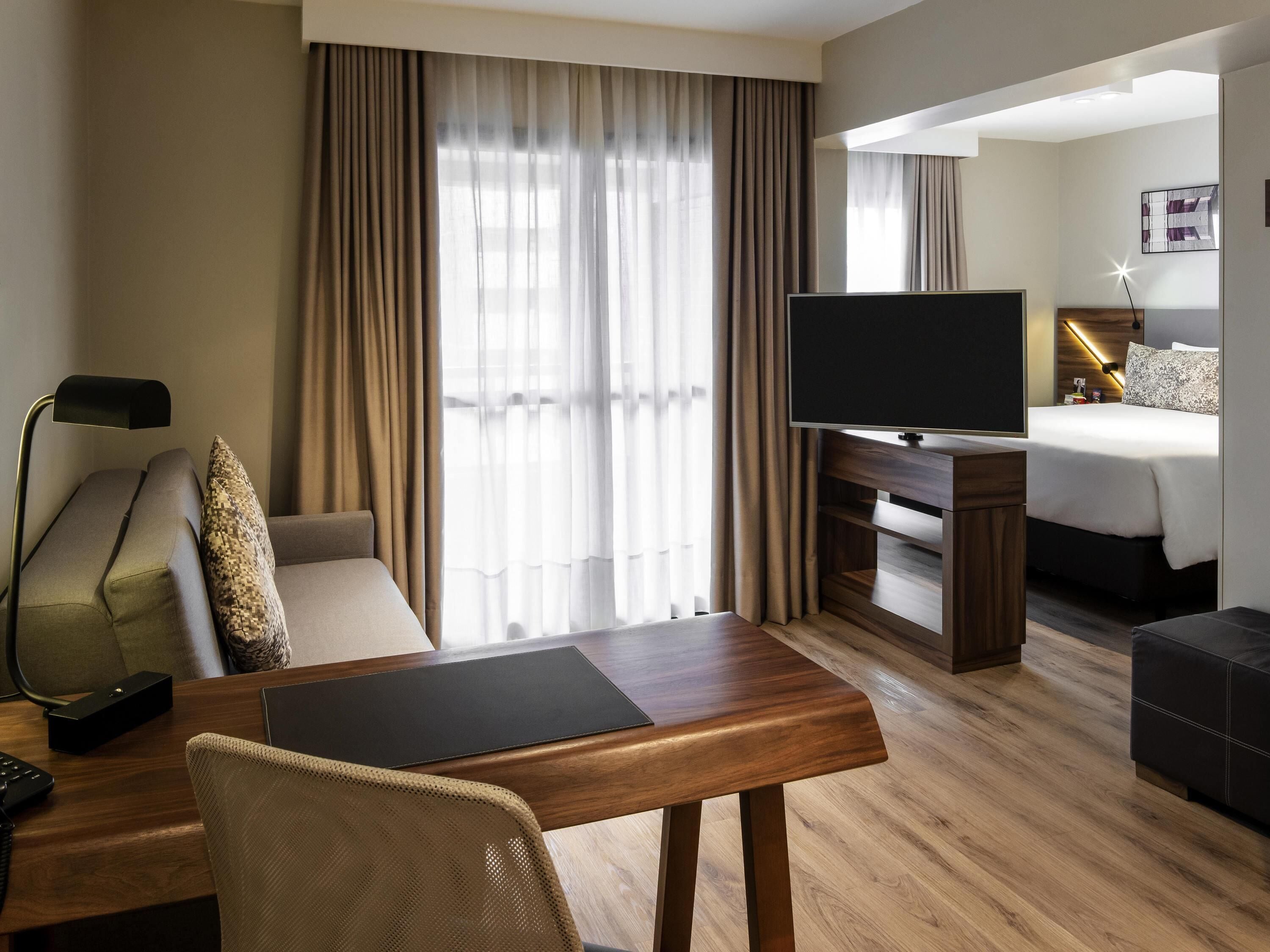 行政公寓, 1 张特大床, 阳台 | 1 多间卧室、迷你吧、客房内保险箱、办公桌