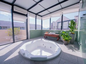 Superior-sviitti (1 King + 2 Single Beds or 1 King Bed) | 1 makuuhuone, minibaari, tallelokero huoneessa, työpöytä