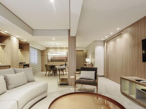 Executive-Suite, 1 Doppelbett | 1 Schlafzimmer, Minibar, Zimmersafe, Schreibtisch