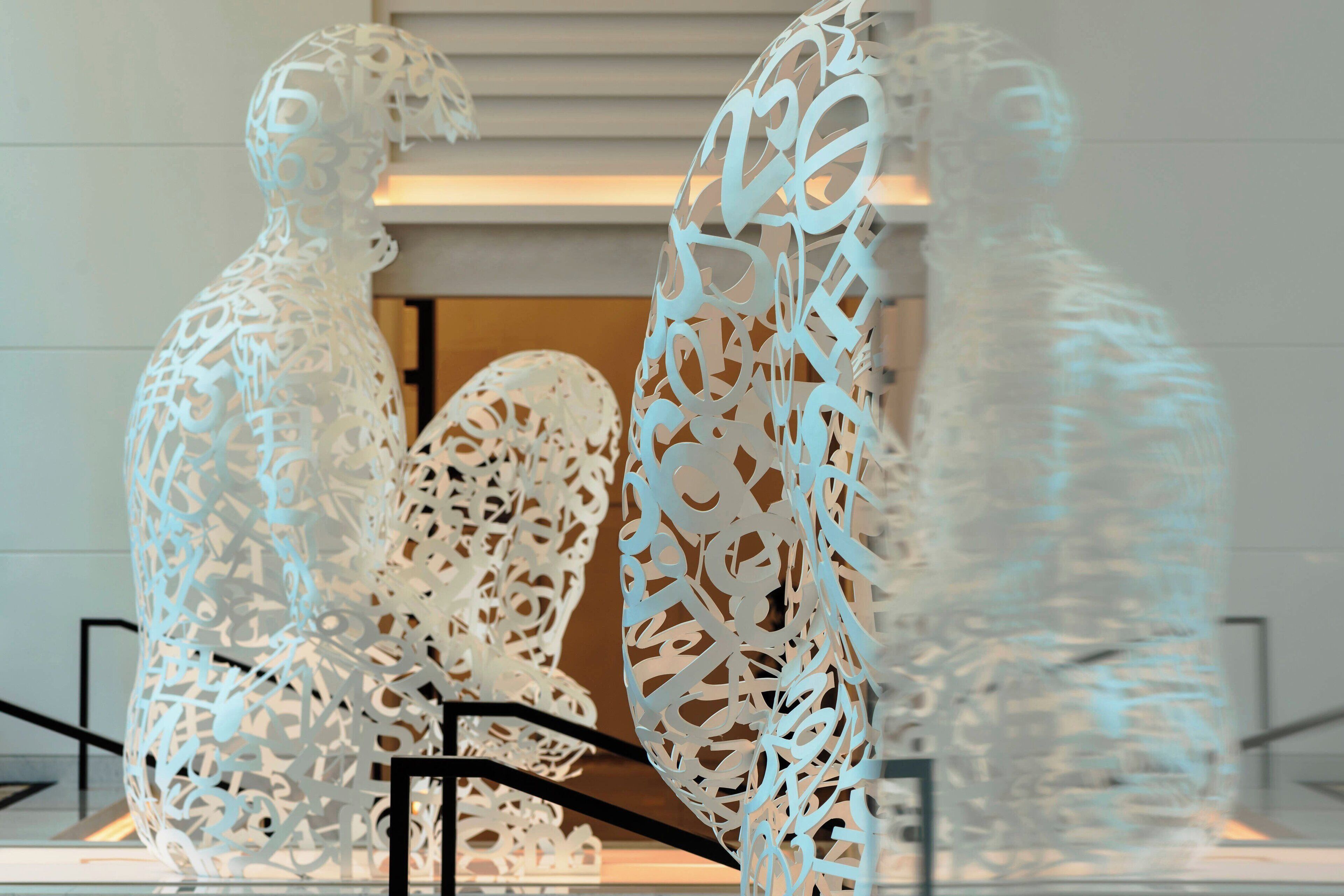 Un’installazione scultorea con figure umane astratte.