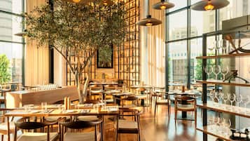 3 restaurants; breakfast, lunch, dinner, and brunch served