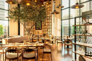 3 restaurants; breakfast, lunch, dinner, and brunch served - Le Royal Meridien Abu Dhabi (Abu Dhabi)