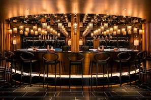 3 barer/lounger, bar på takterrassen och pub