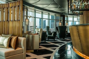 3 barer/lounger, bar på takterrassen och pub