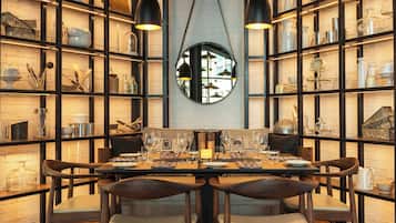 3 restaurants, breakfast, lunch, dinner served; international cuisine