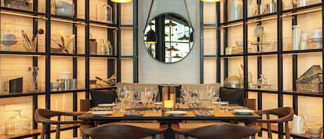 3 restaurants, breakfast, lunch, dinner served; international cuisine