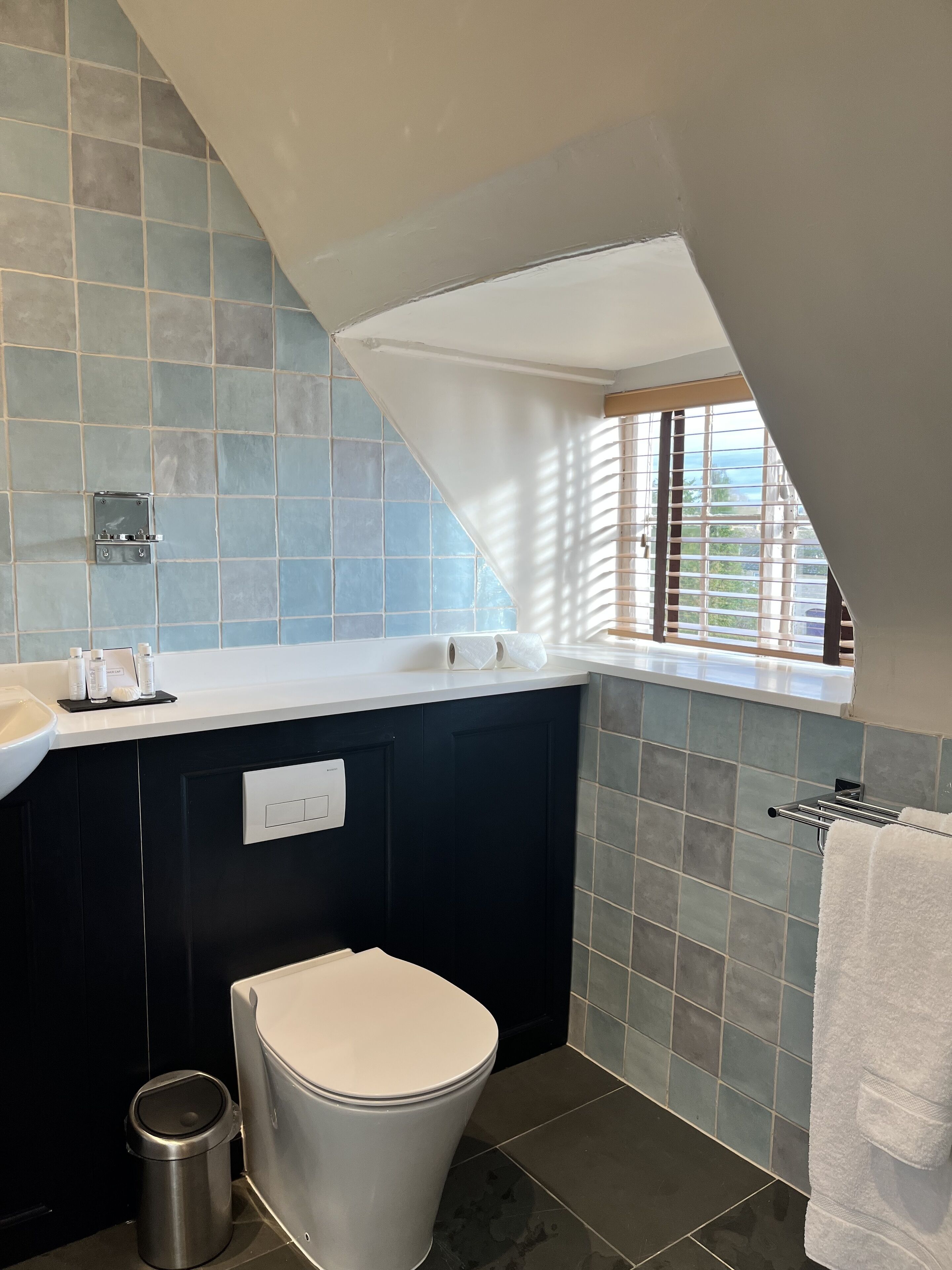 deluxe double room | bathroom | combined shower/bathtub, rainfall showerhead, free toiletries