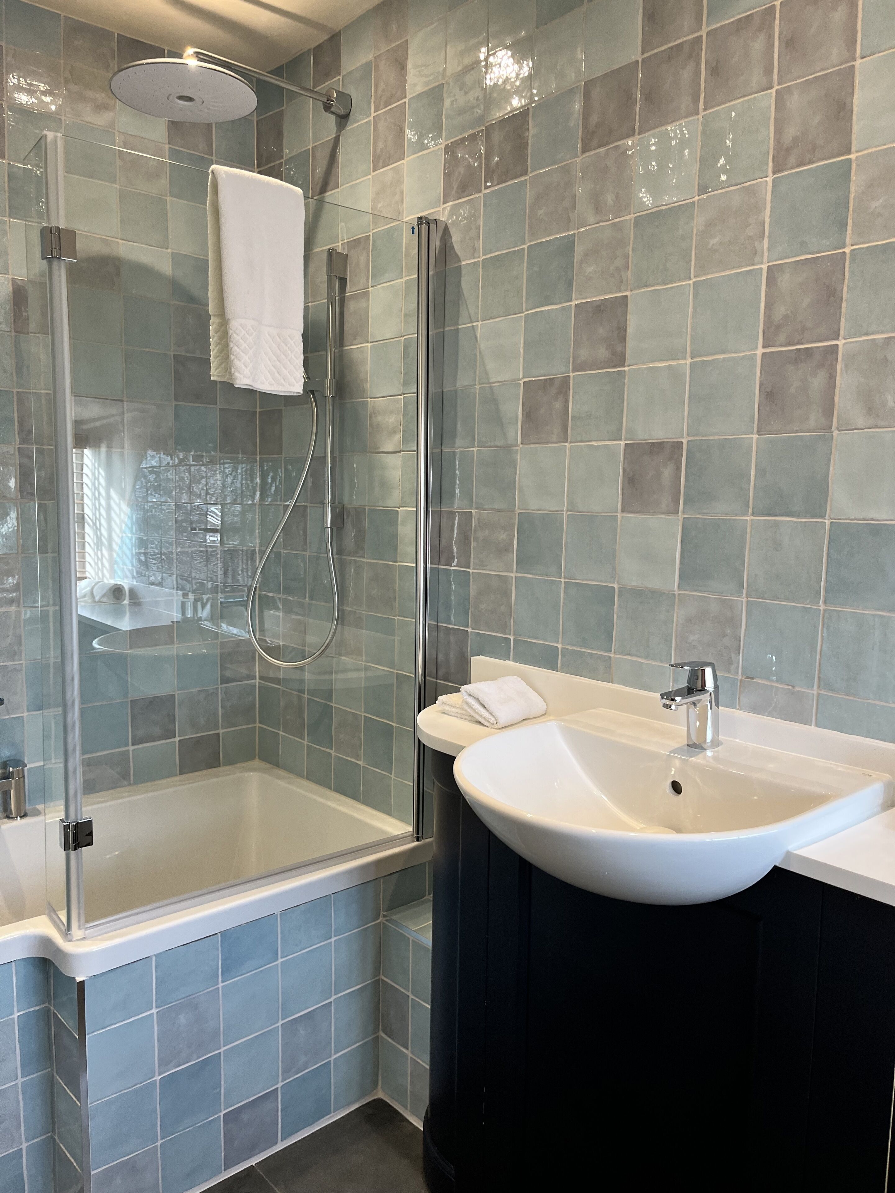 deluxe double room | bathroom | combined shower/bathtub, rainfall showerhead, free toiletries
