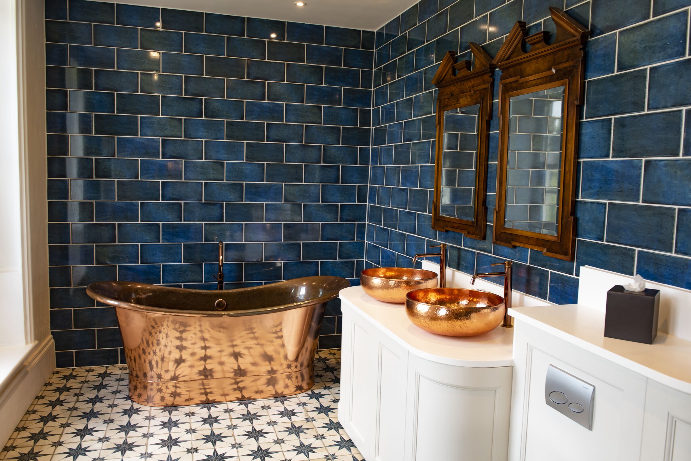 master suite | bathroom | combined shower/bathtub, rainfall showerhead, free toiletries