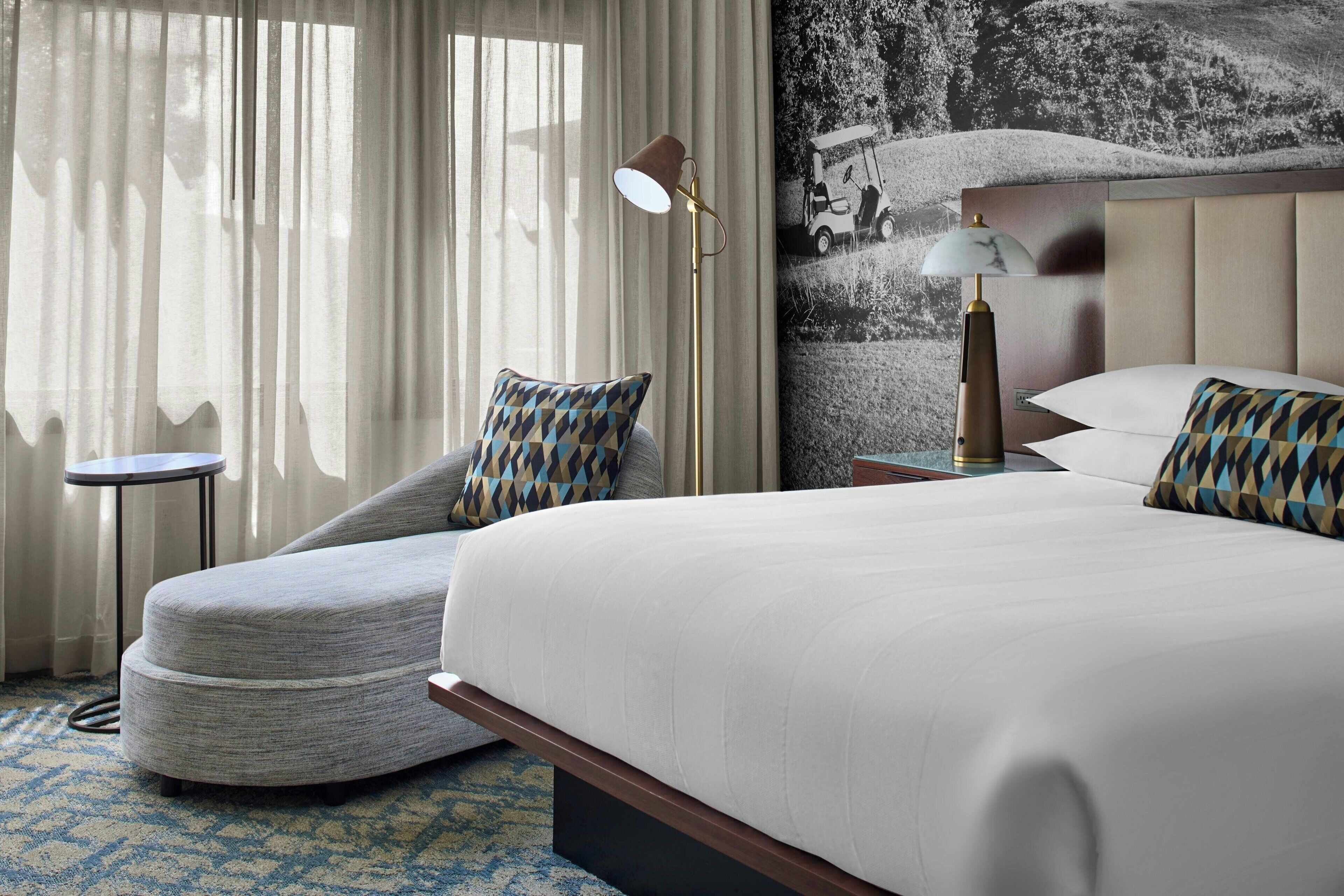 Huone, 1 suuri parisänky | Ylelliset vuodevaatteet, pillowtop-patjalliset sängyt, työpöytä