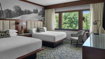 Hochwertige Bettwaren, Schreibtisch, Verdunkelungsvorhänge