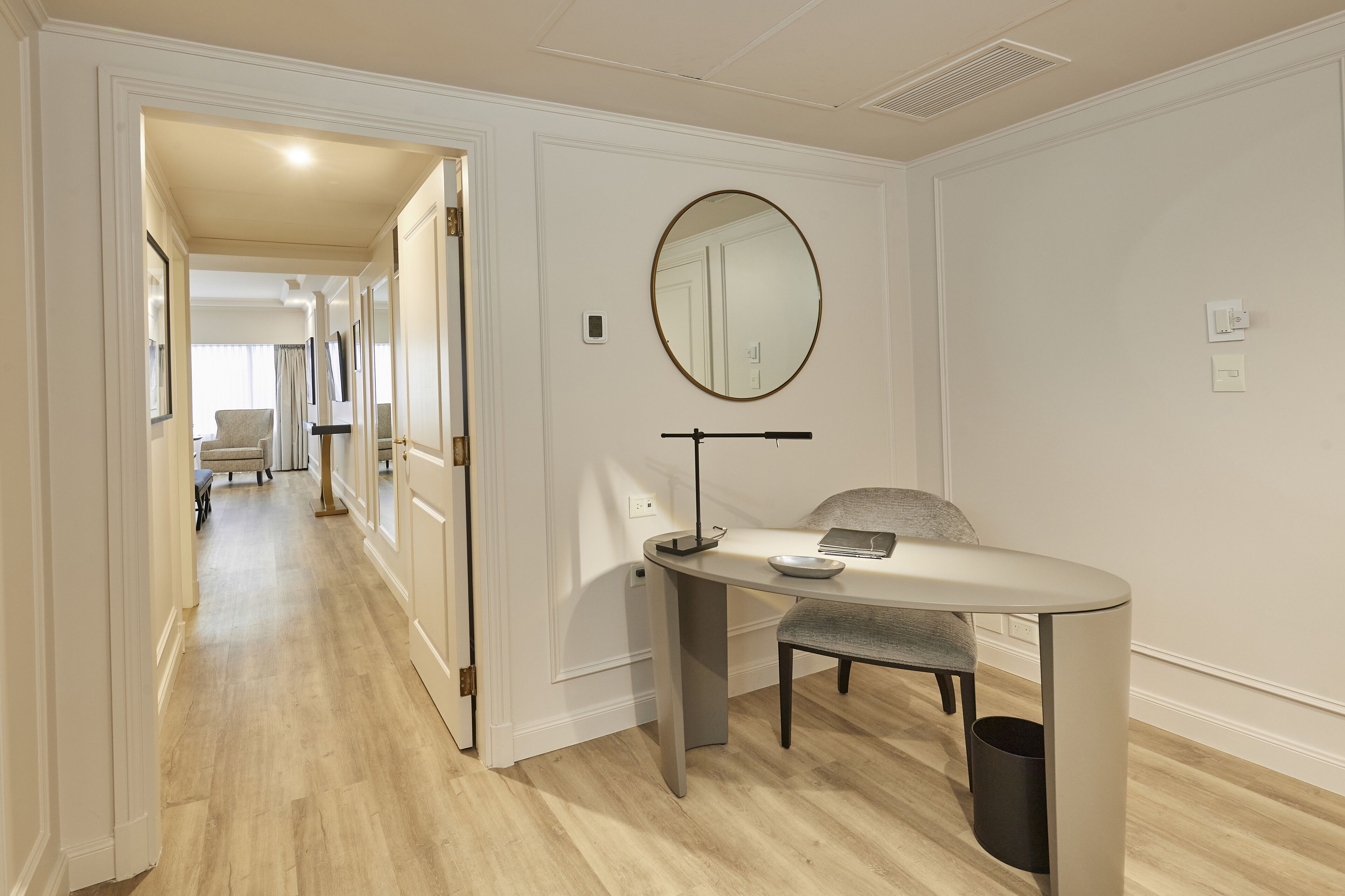 suite, corner | in-room business centre