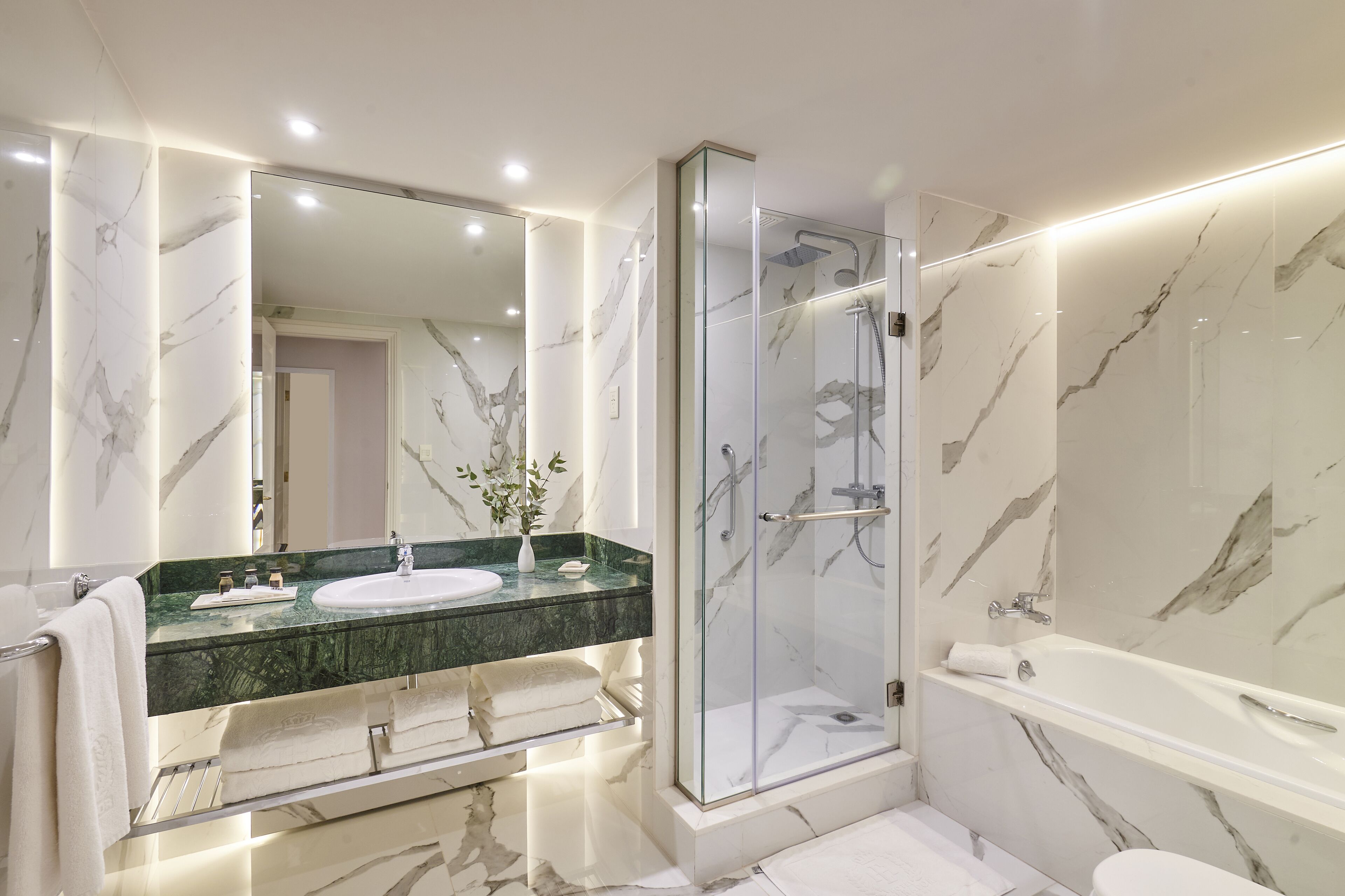 separate bathtub and shower, deep-soaking bathtub, rainfall showerhead