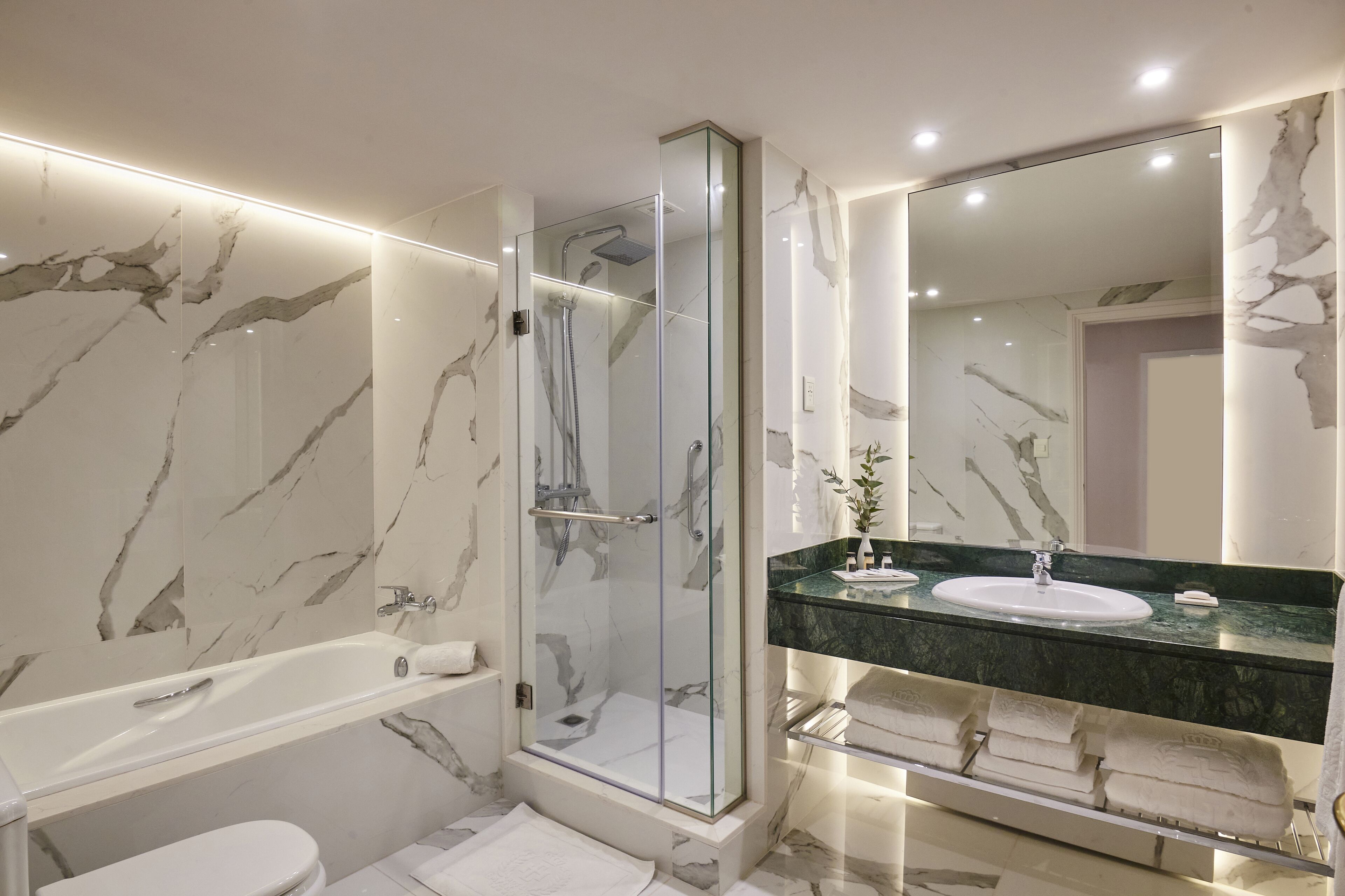 separate bathtub and shower, deep-soaking bathtub, rainfall showerhead