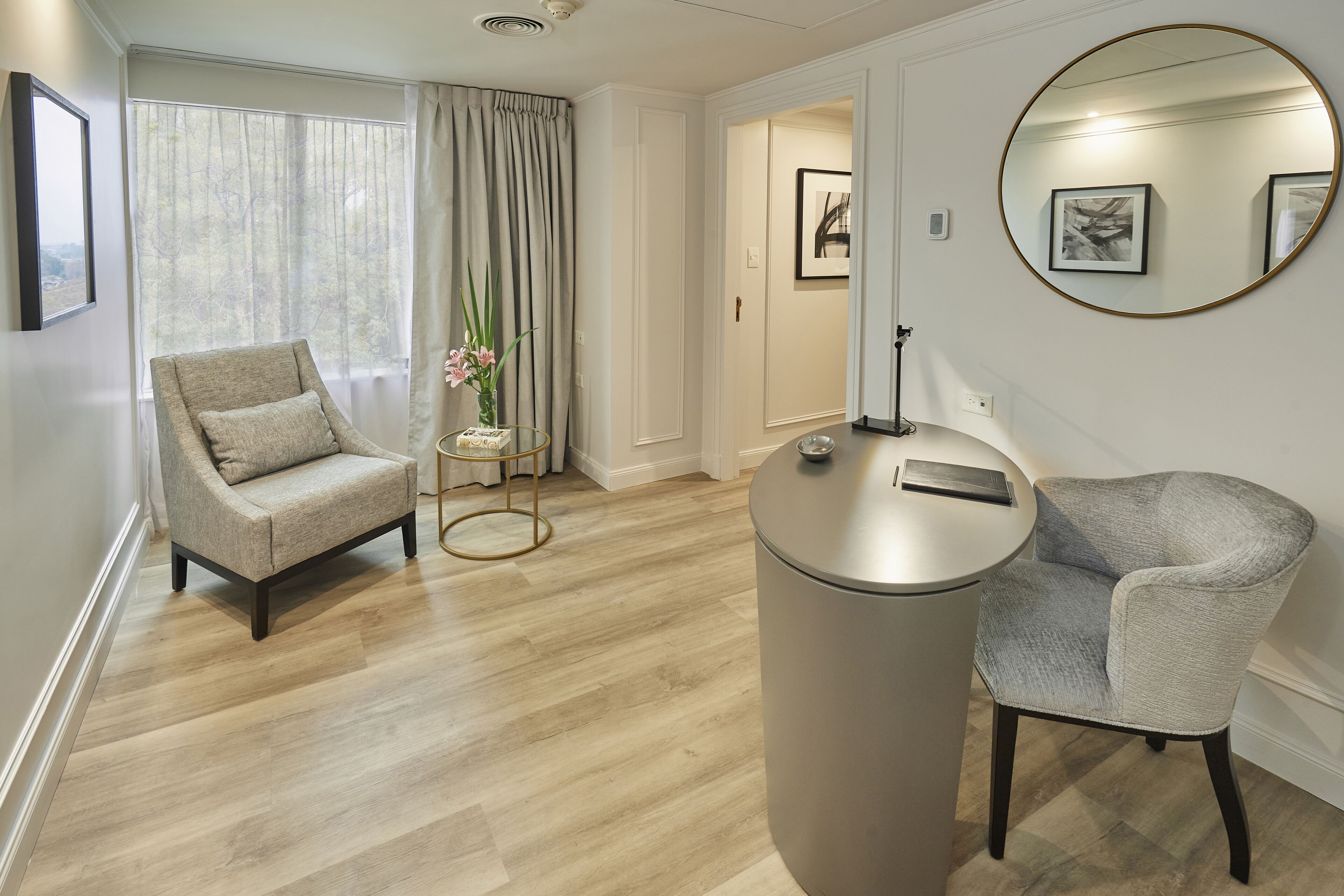 suite, corner | in-room business centre