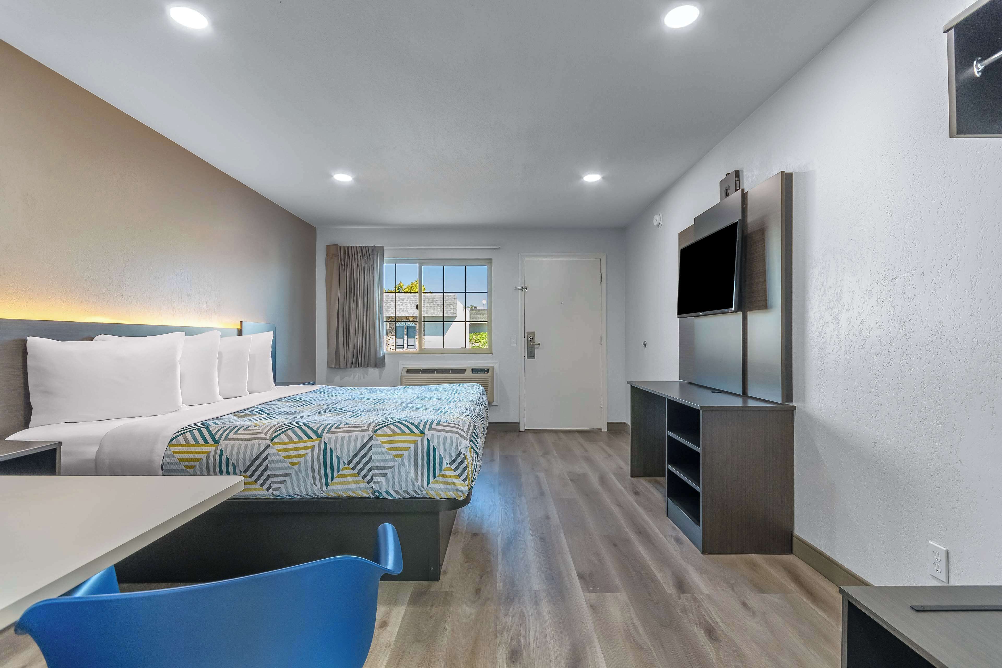 Työpöytä, äänieristys, ilmainen Wi-Fi, vuodevaatteet