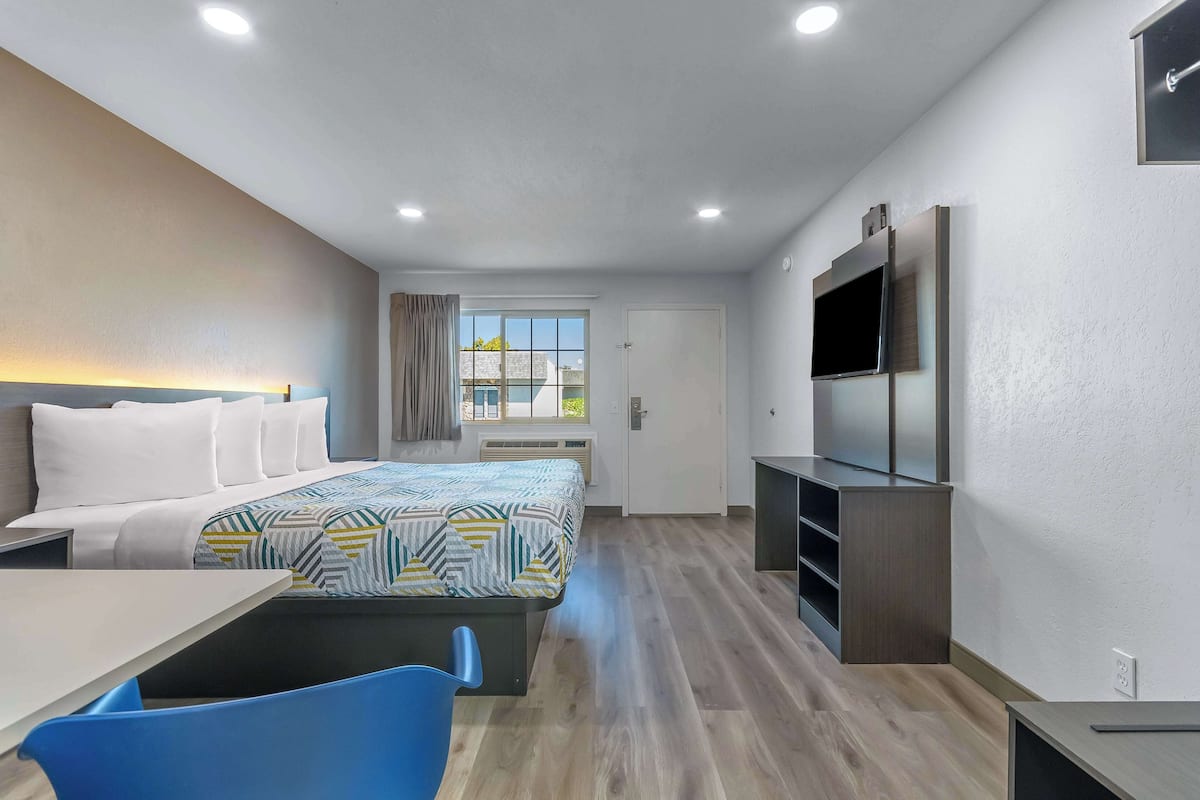 Desk, soundproofing, free WiFi, bed sheets