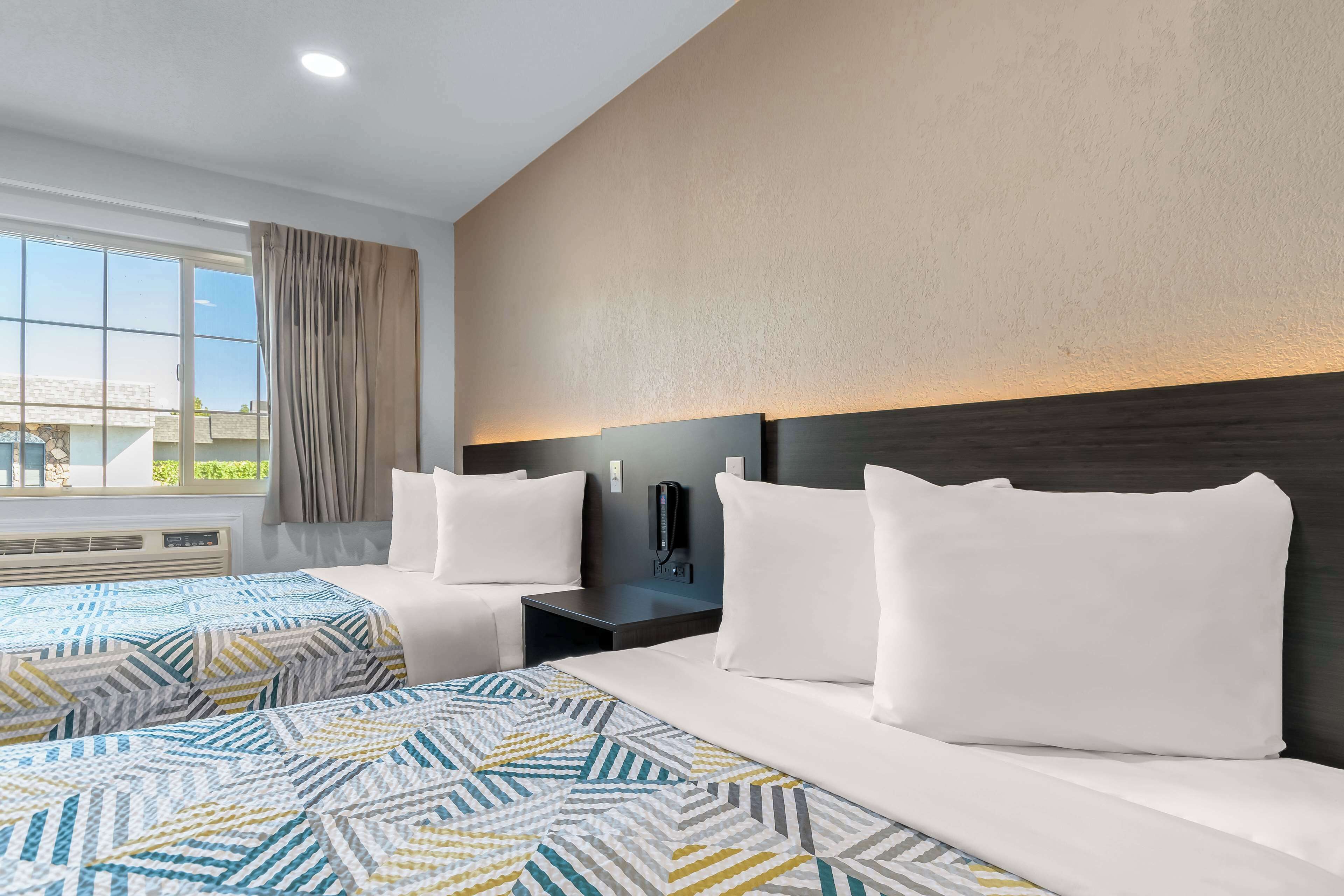 Työpöytä, äänieristys, ilmainen Wi-Fi, vuodevaatteet