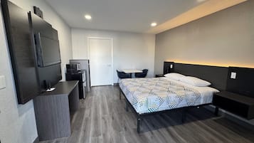 Standard Room, 1 Queen Bed, Accessible, Non Smoking | Desk, soundproofing, free WiFi, bed sheets