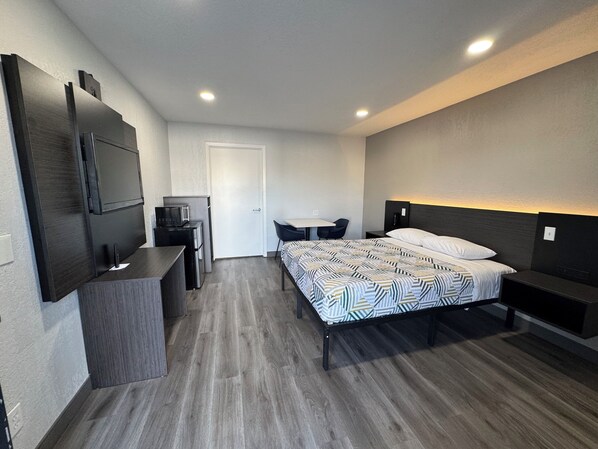 Standard Room, 1 Queen Bed, Accessible, Non Smoking | Desk, soundproofing, free WiFi, bed sheets