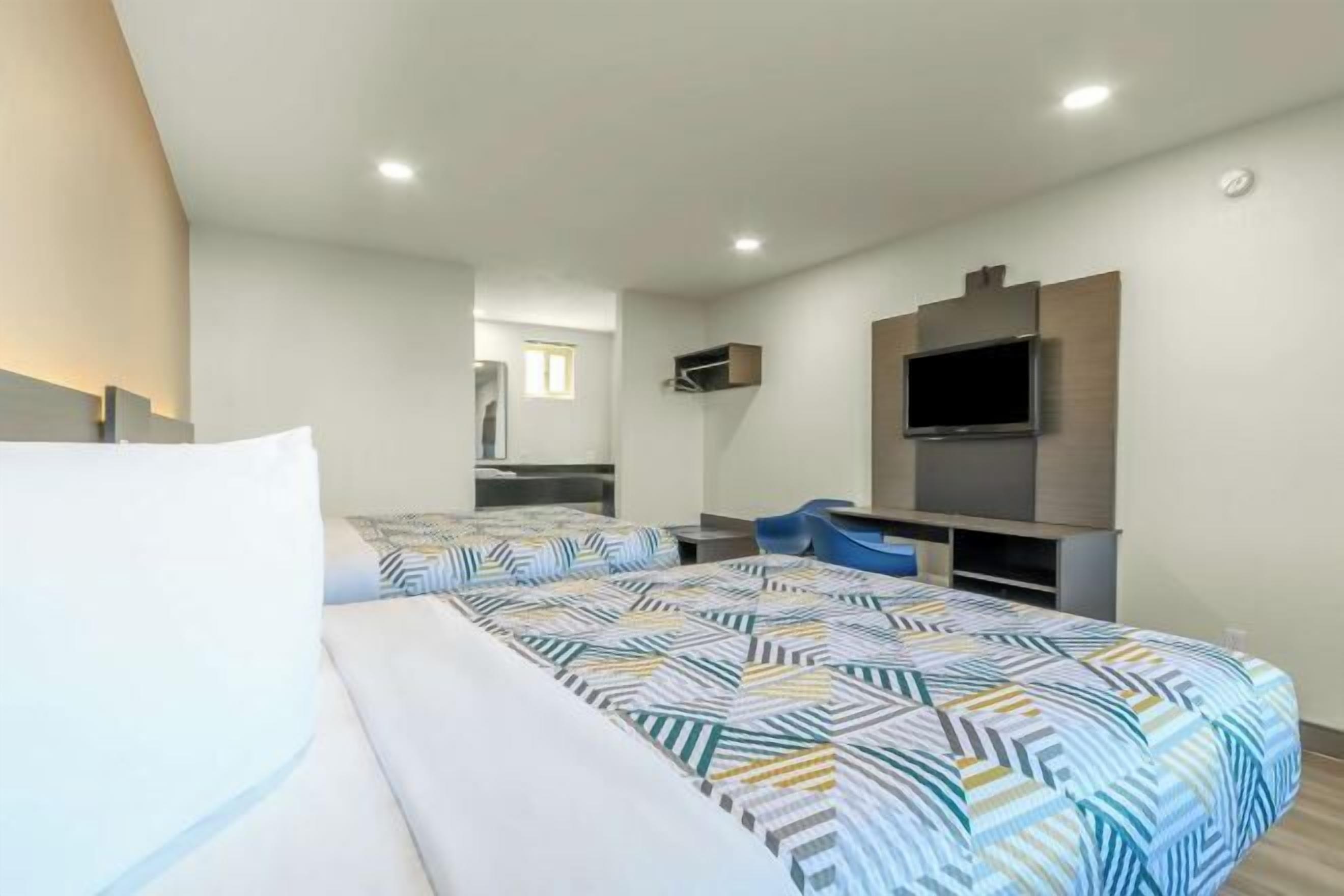 Desk, soundproofing, free WiFi, bed sheets