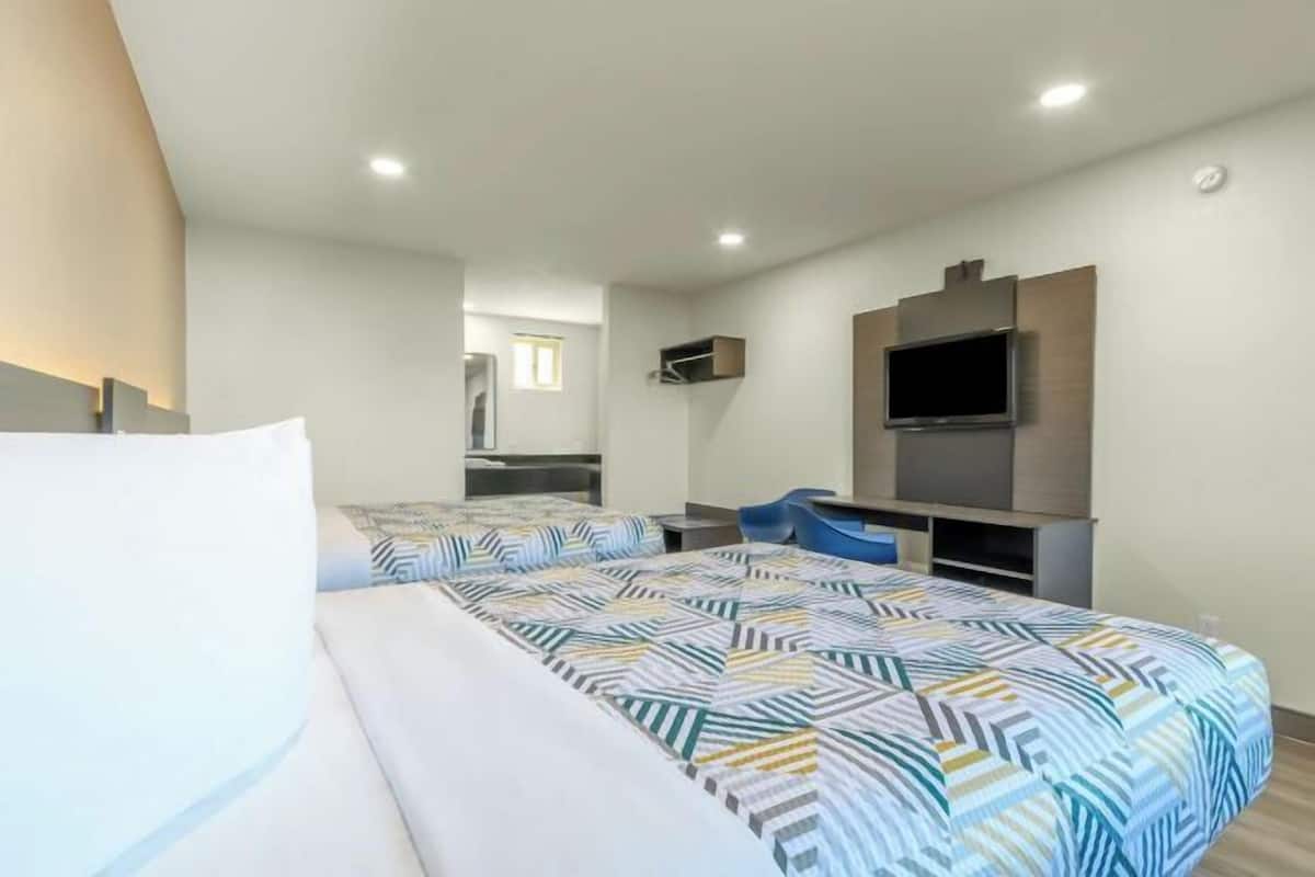 Desk, soundproofing, free WiFi, bed sheets