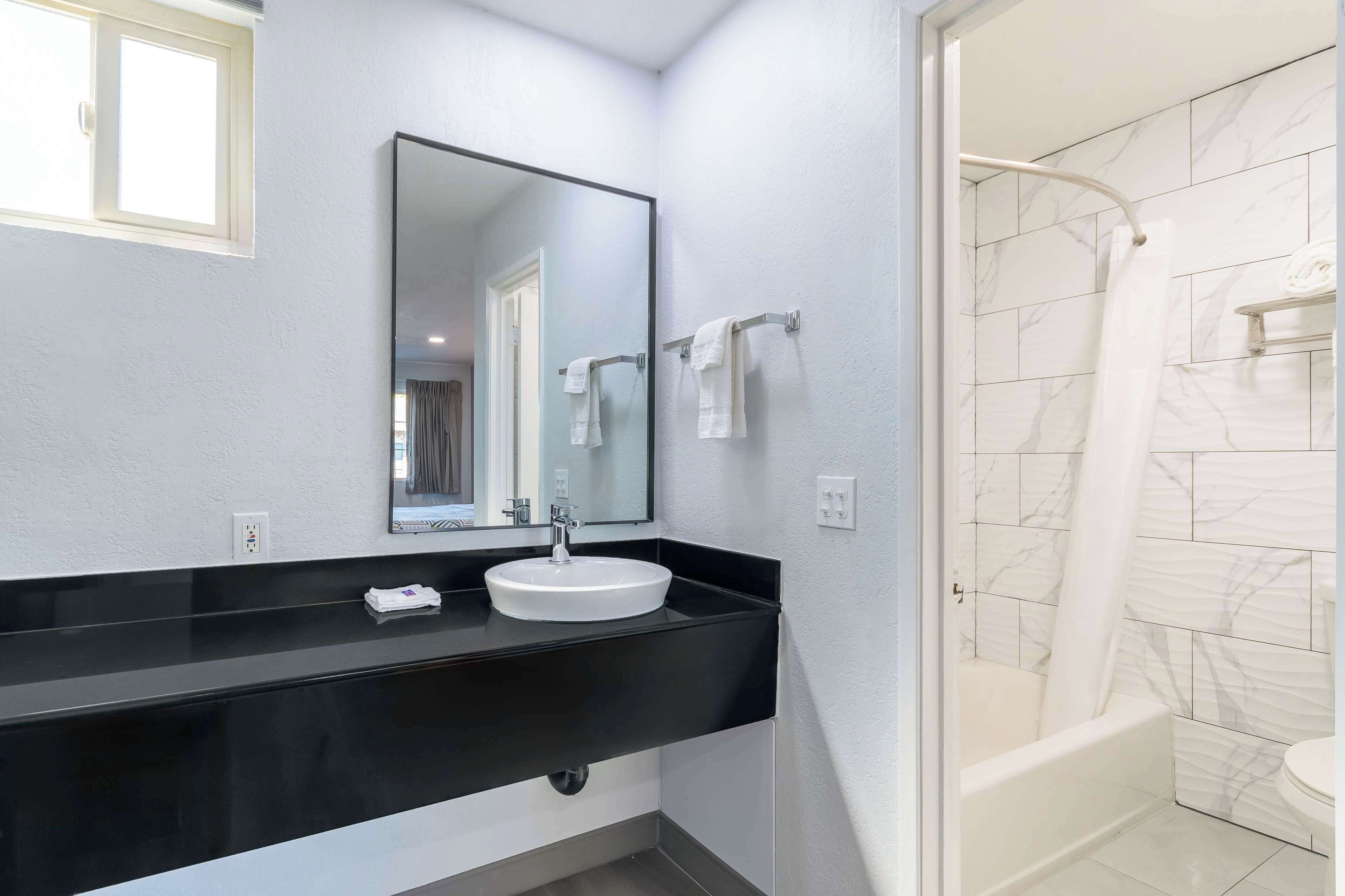 Kombinert dusj/badekar, toalettartikler (inkludert) og håndklær