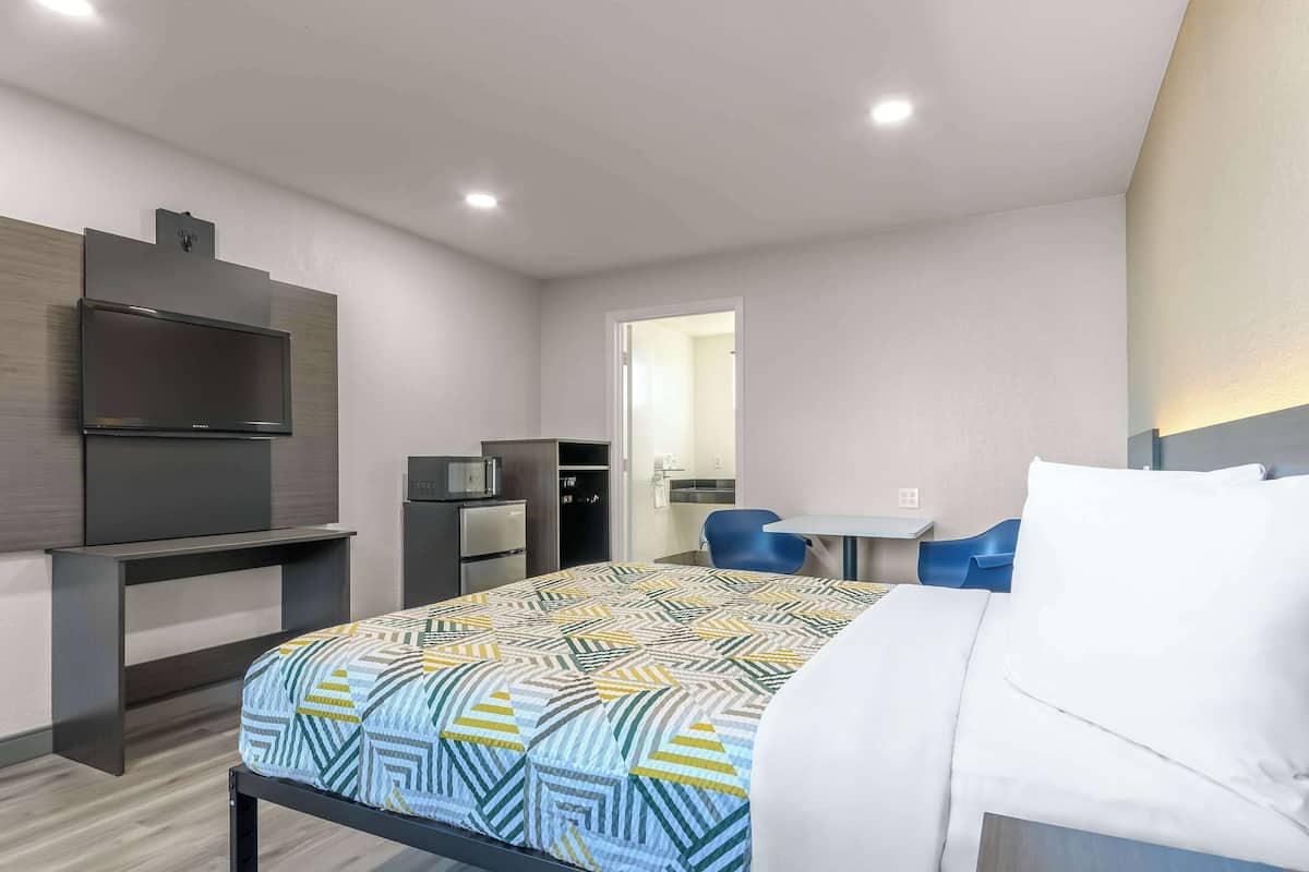 Desk, soundproofing, free WiFi, bed sheets