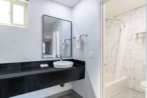 Ensemble douche/baignoire, articles de toilette gratuits