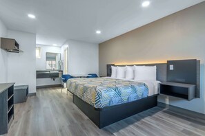 Desk, soundproofing, free WiFi, bed sheets - Motel 6 Willows, CA (Willows)