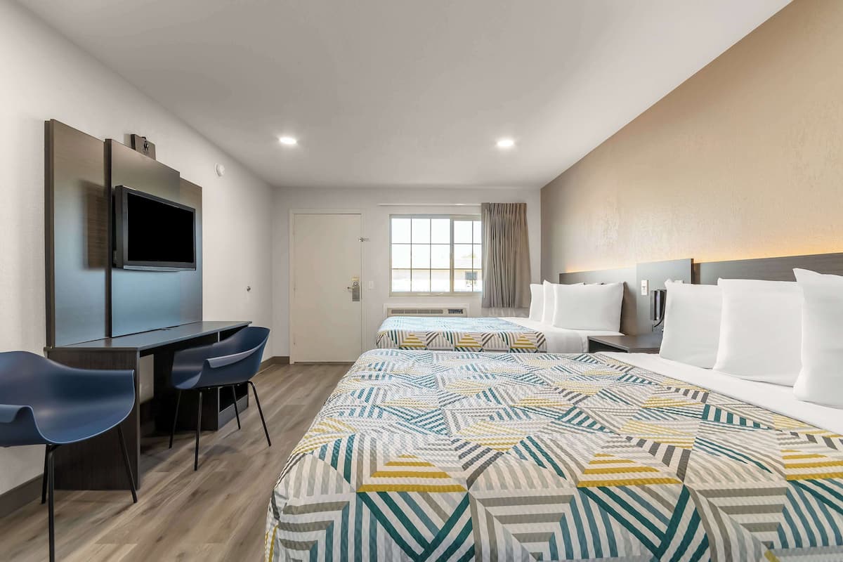 Desk, soundproofing, free WiFi, bed sheets