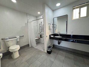 Suihkun ja ammeen yhdistelmä, ilmaiset hygieniatuotteet, pyyhkeet