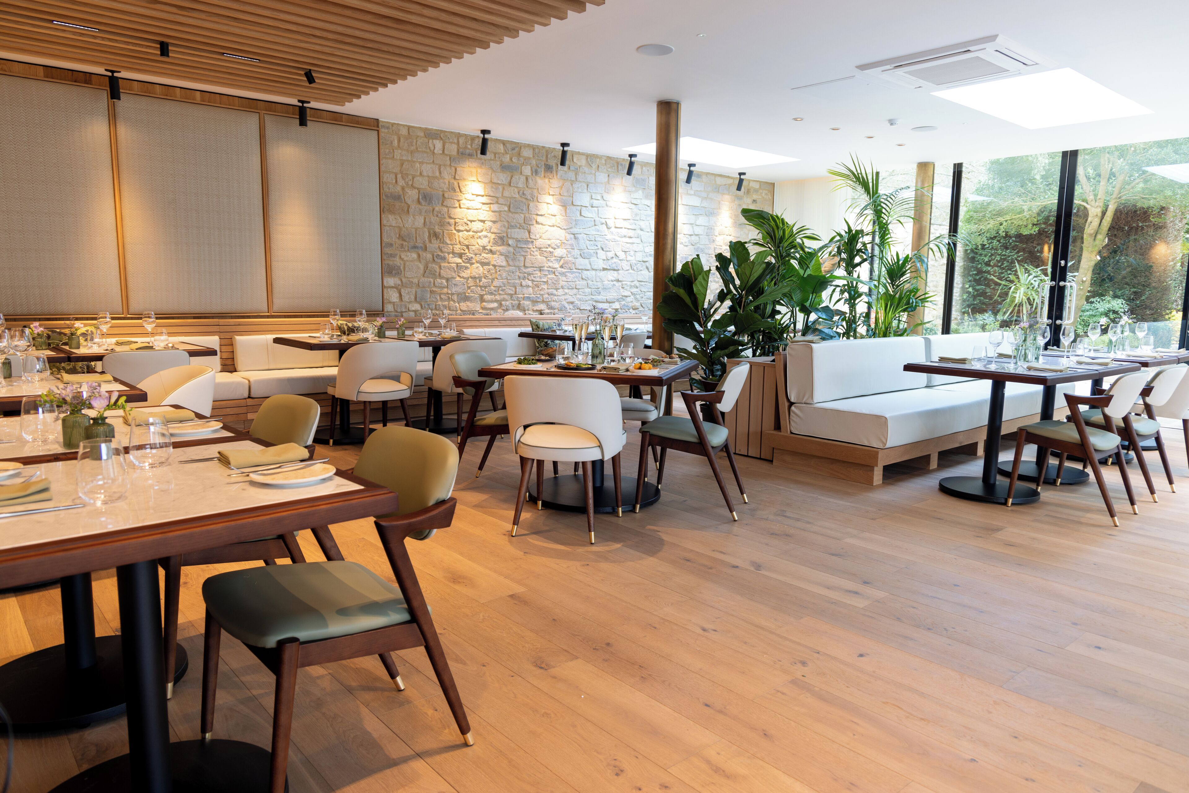 2 restaurants, breakfast served