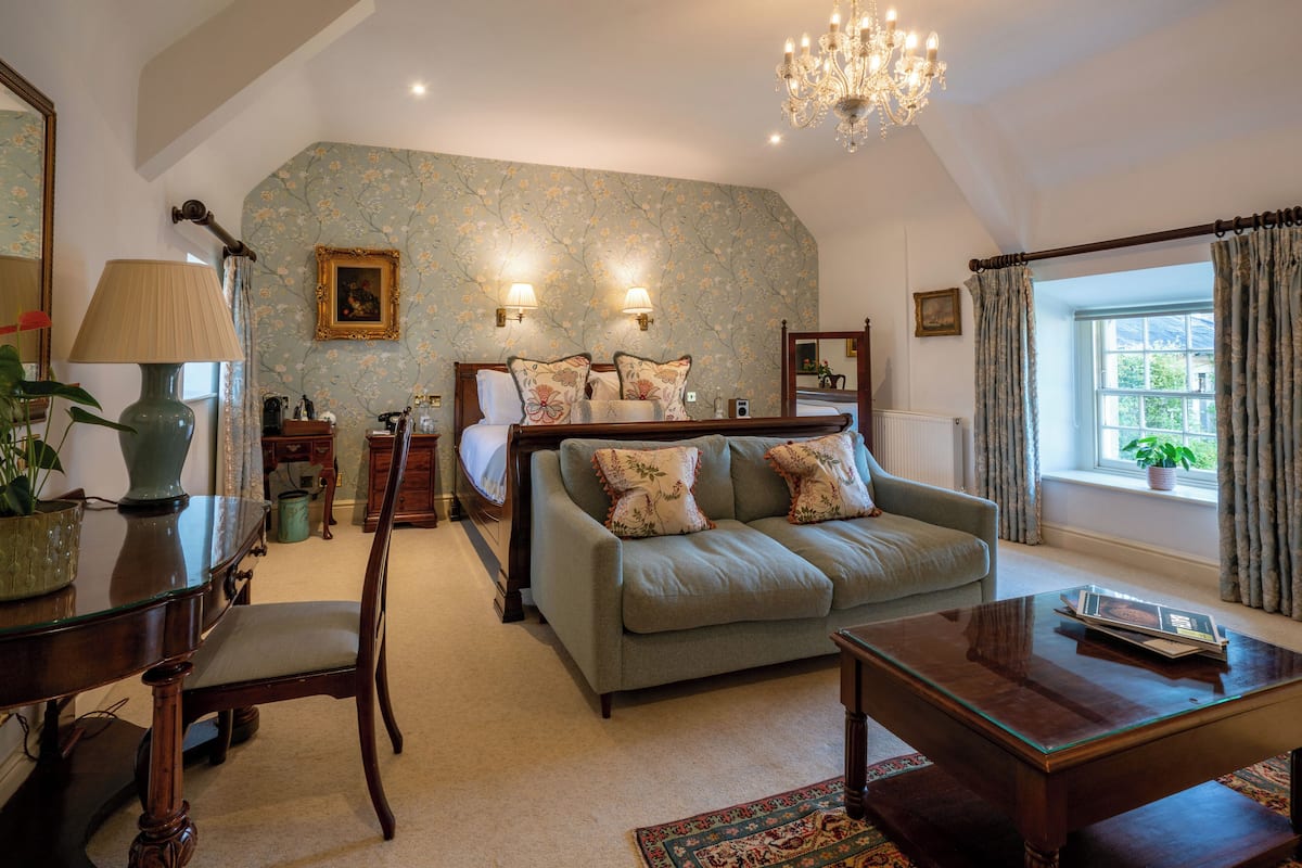 Junior Suite | 3 bedrooms, hypo-allergenic bedding, in-room safe