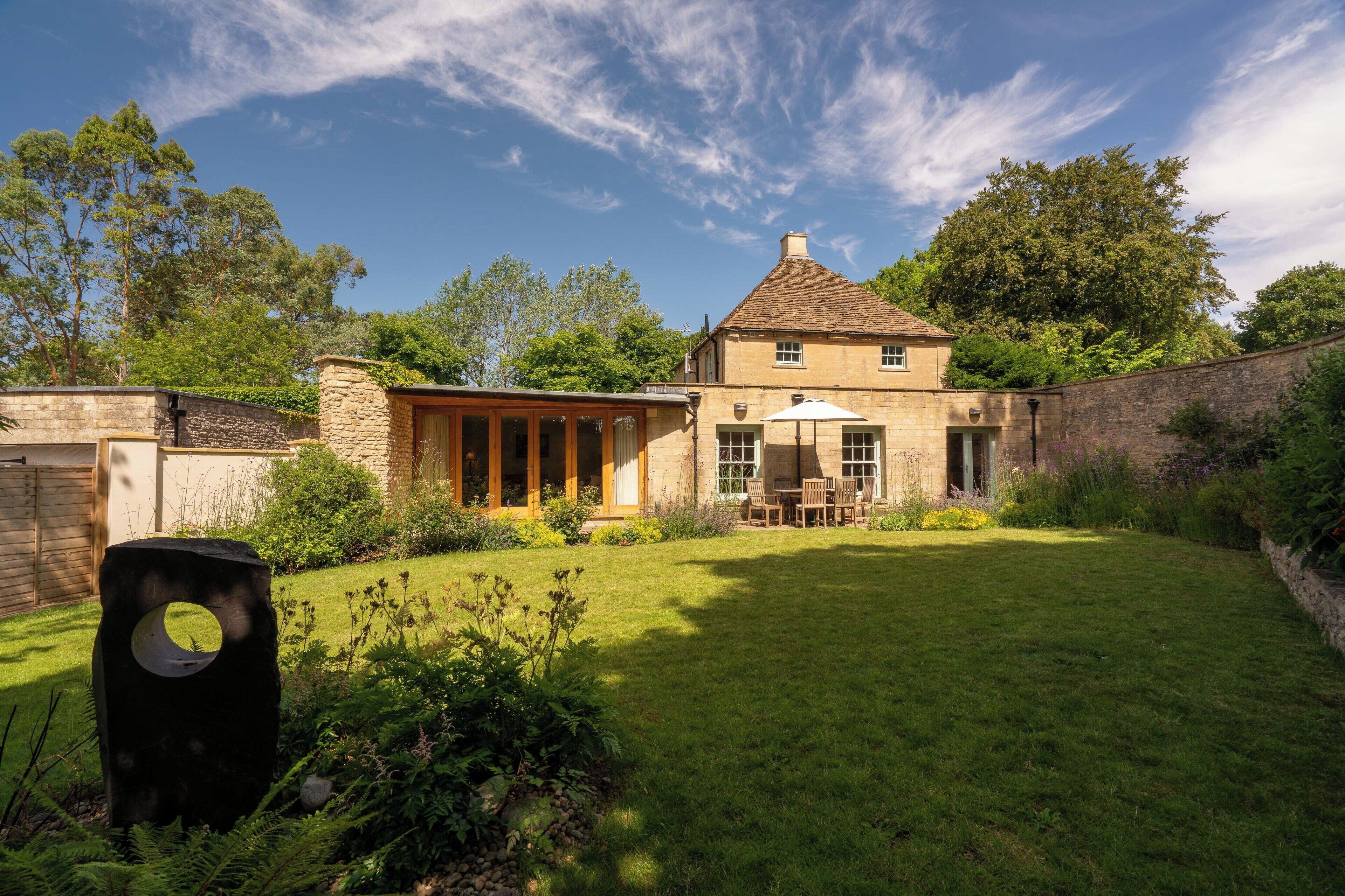 Grand Cottage, 2 doubled bedrooms and 1 twin bedroom | Hypo-allergenic bedding, in-room safe, individually decorated