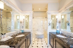 Grand Master Suite, 1 Double Bed | Kylpyhuone | Ympäristöystävälliset hygieniatuotteet, hiustenkuivaaja, kylpytakit