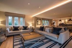 Casa de campo Grand, varias camas | Zona de estar | Una televisión, un reproductor de DVD