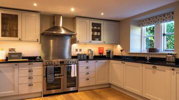 Manor Cottage, 2 double bedrooms and 1 twin bedroom | Private kitchen | Highchair, eco-friendly cleaning products