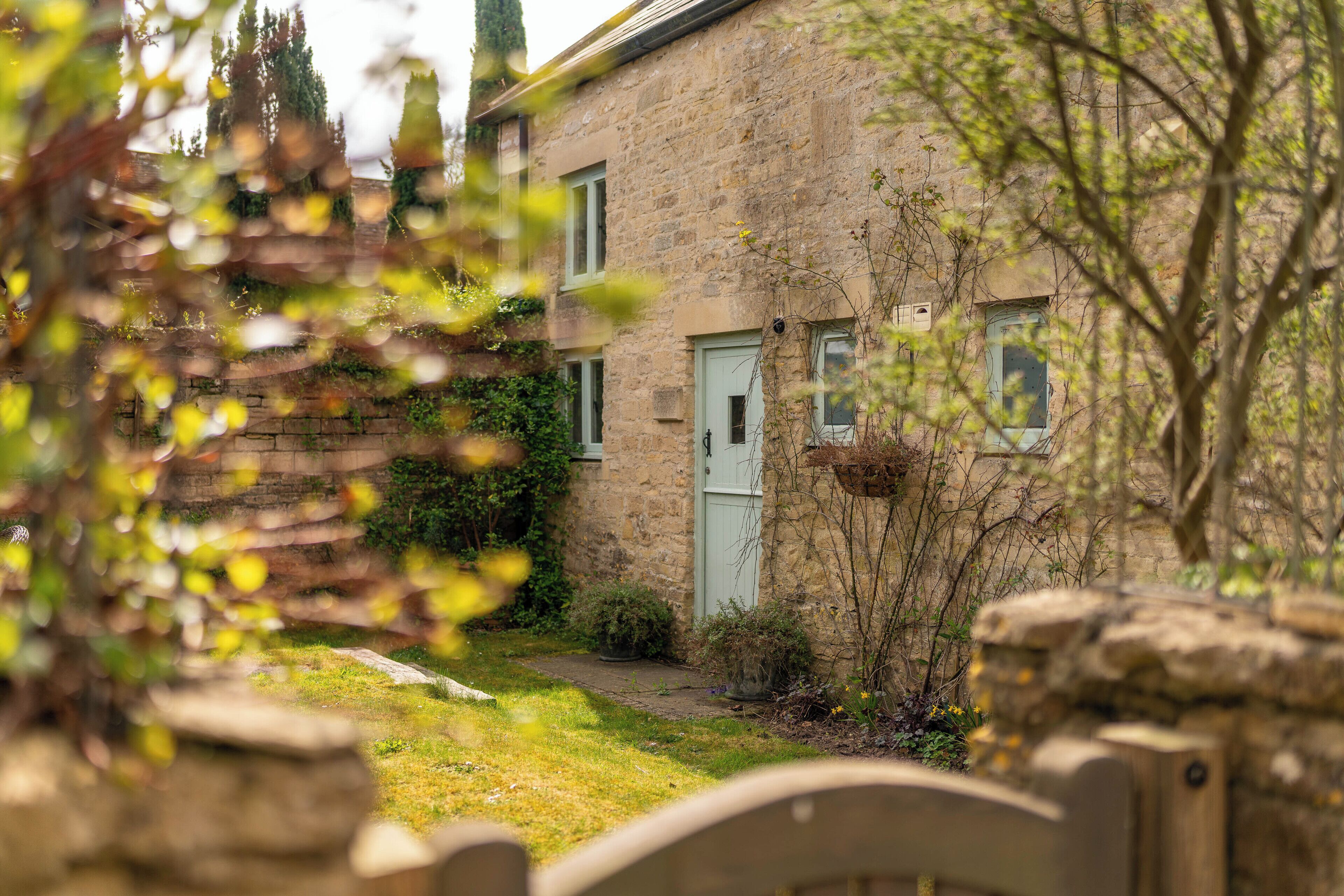 Country Cottage, 2 double bedrooms and 1 twin bedrooms | Hypo-allergenic bedding, in-room safe, individually decorated