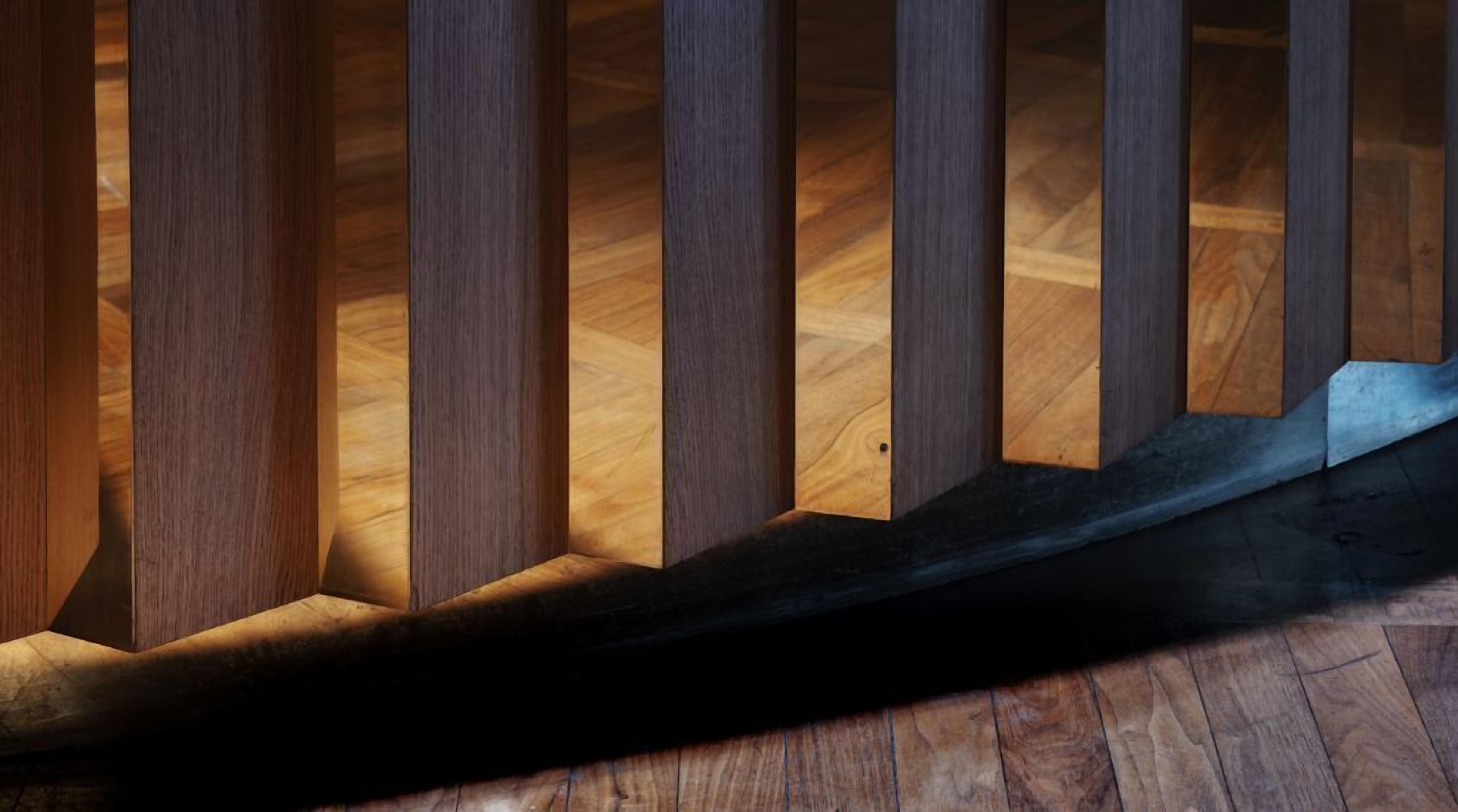 Eine Holztreppe mit dunklem Boden.