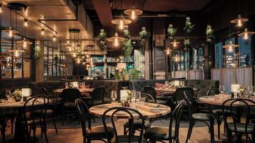 HĂ€r finns 2 restauranger som serverar lunch.