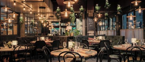 2 restaurants, lunch, dinner served; local cuisine