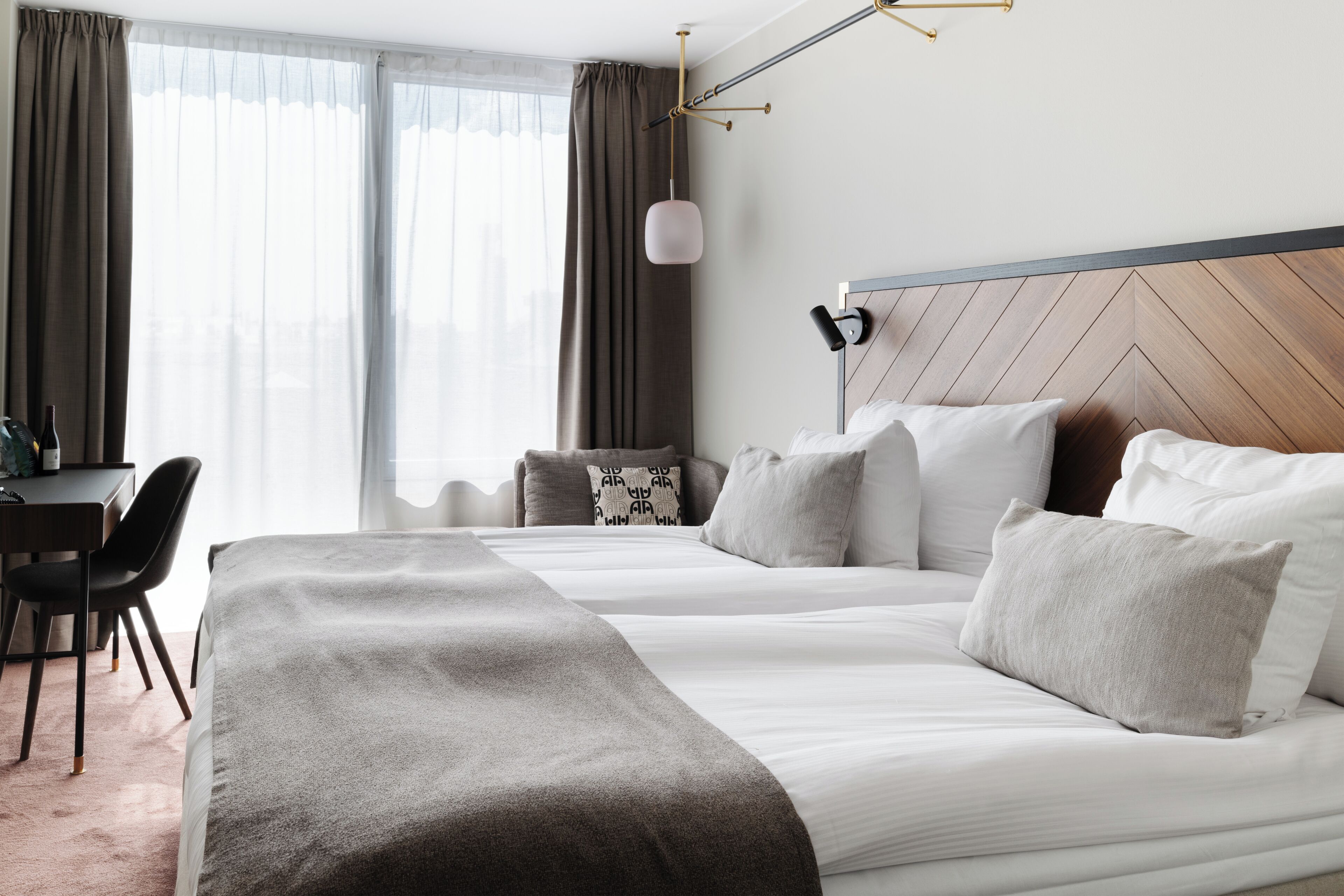 Minibar, escritorio y espacio para trabajar con laptop 